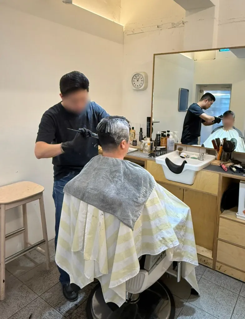 바리깡으로 뒷머리 라인을 다듬는 모습