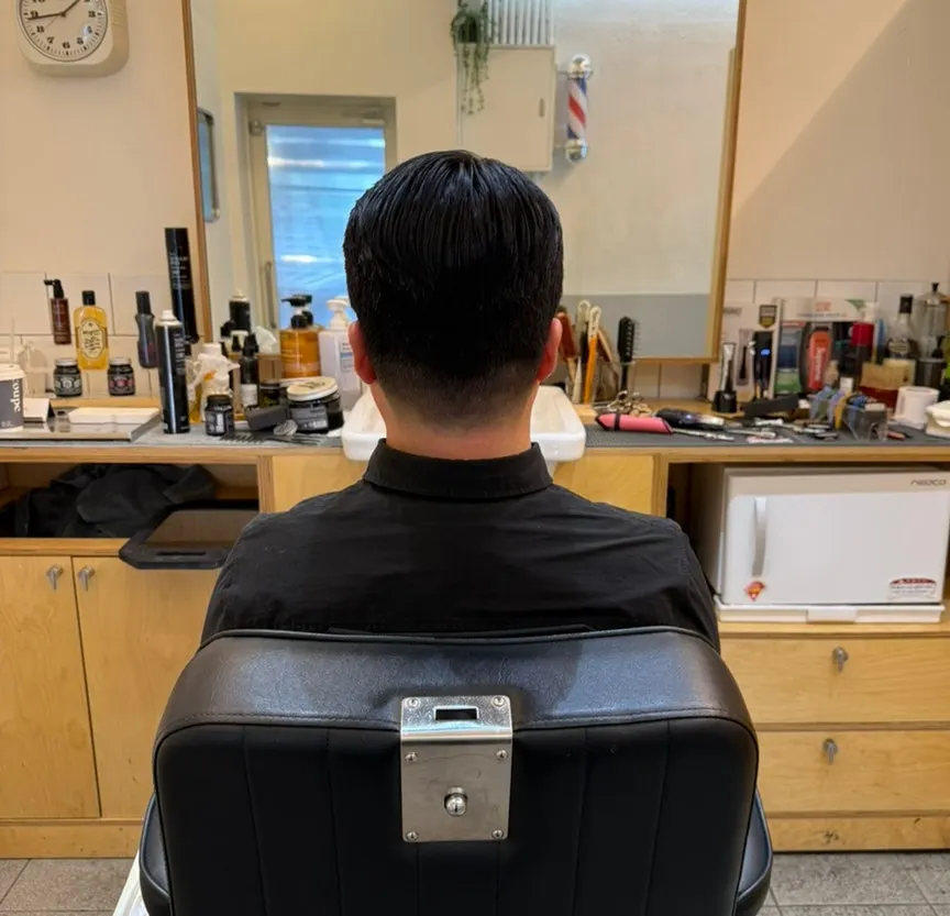 윗머리 넘김 스타일을 살린 완성 모습