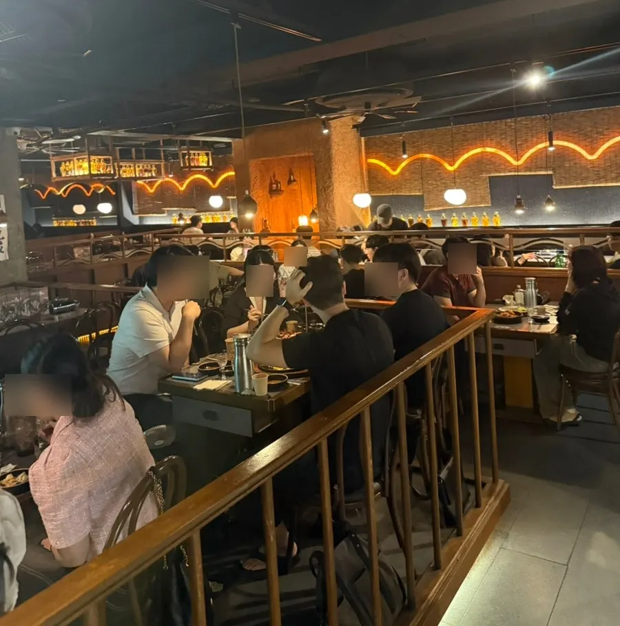 시끌시끌한 아리계곡 테이블 풍경
