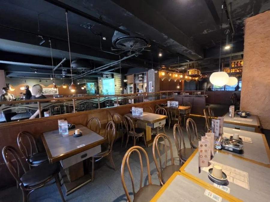 Quiet interior of Arigyegok Gangnam right after opening