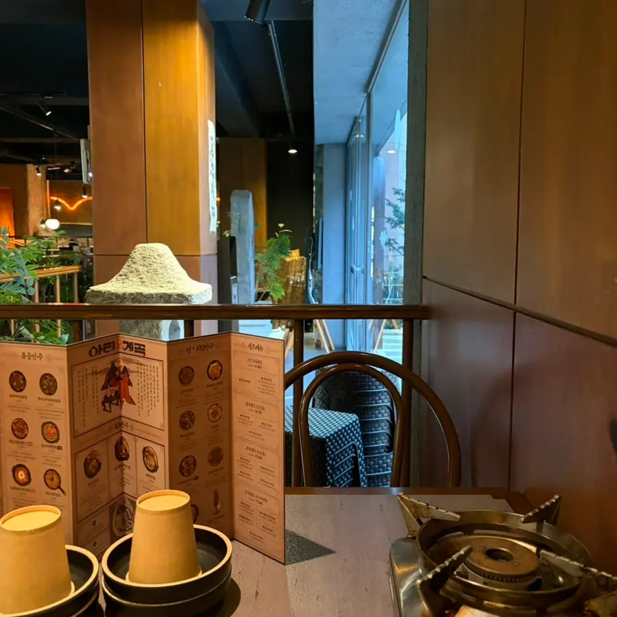 Korean-style decor accents inside Arigyegok