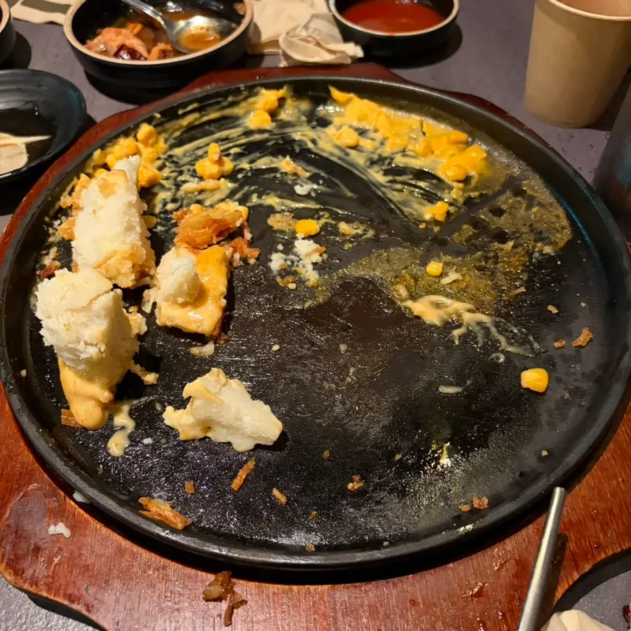 The Arigyegok table after finishing the meal