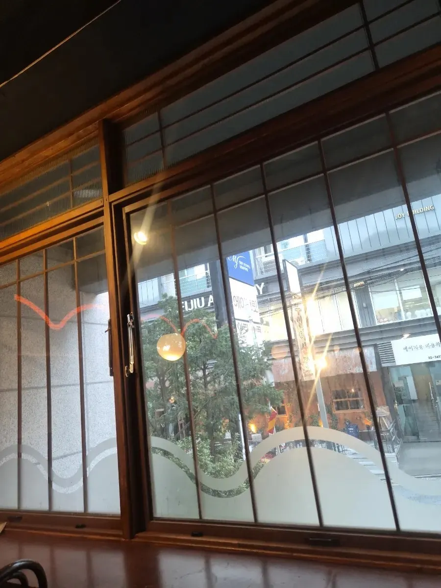 어둑한 조명과 술병 장식이 있는 아리계곡 내부