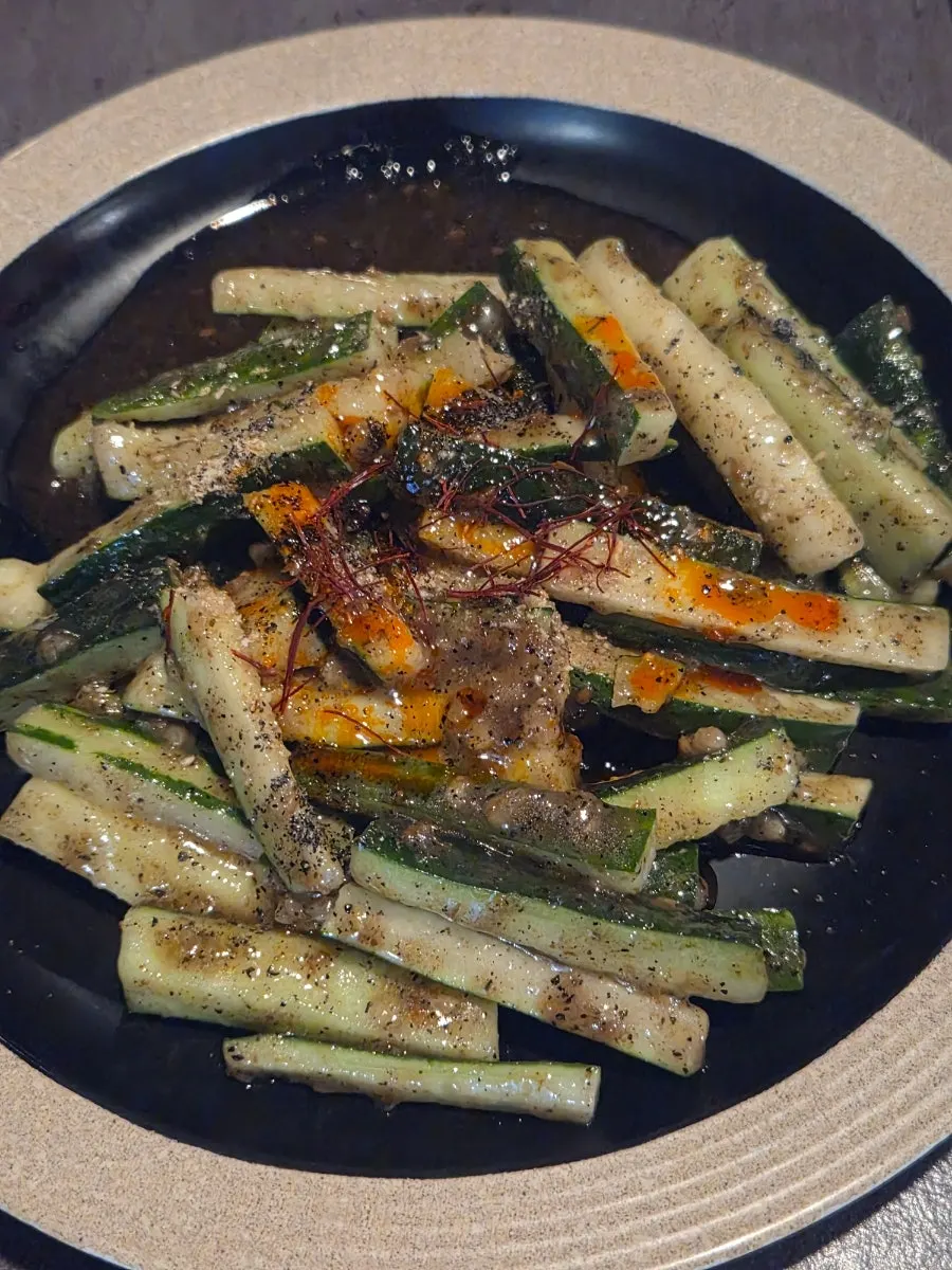 아리계곡 흑임자오이무침 한 접시