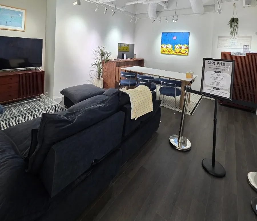 Second-floor space for enjoying cake and drinks