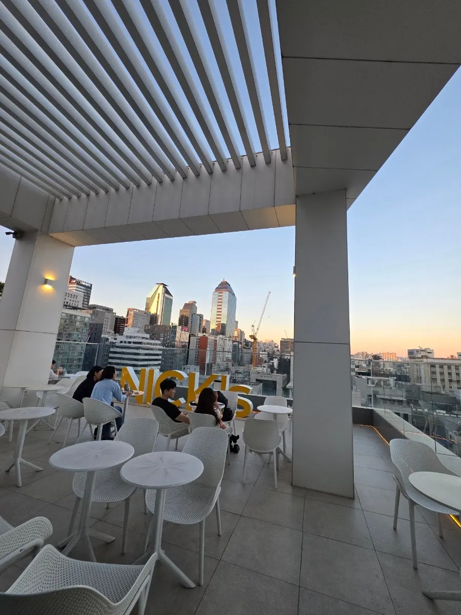 Eighth-floor space suited to studying and reading
