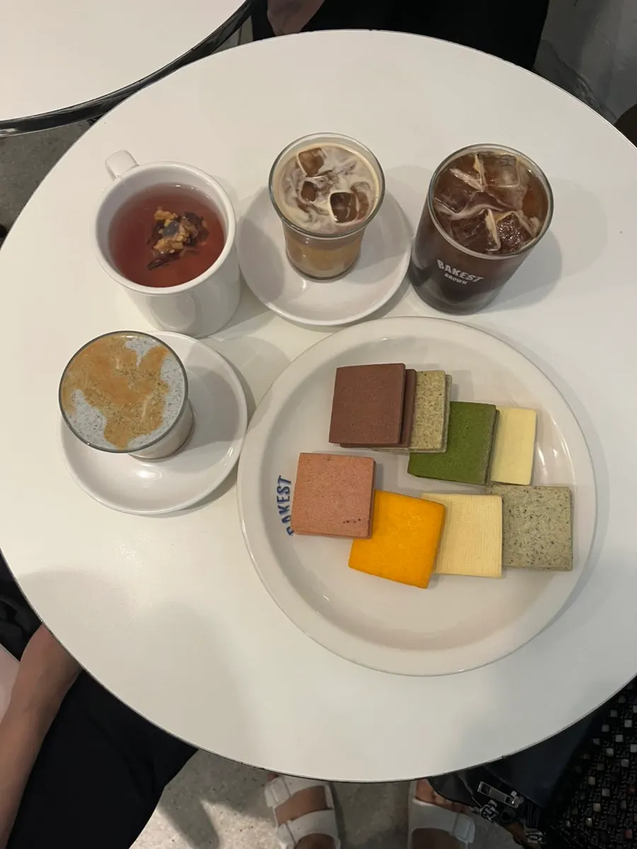 강남샌드 여러 종류와 흑임자 라떼