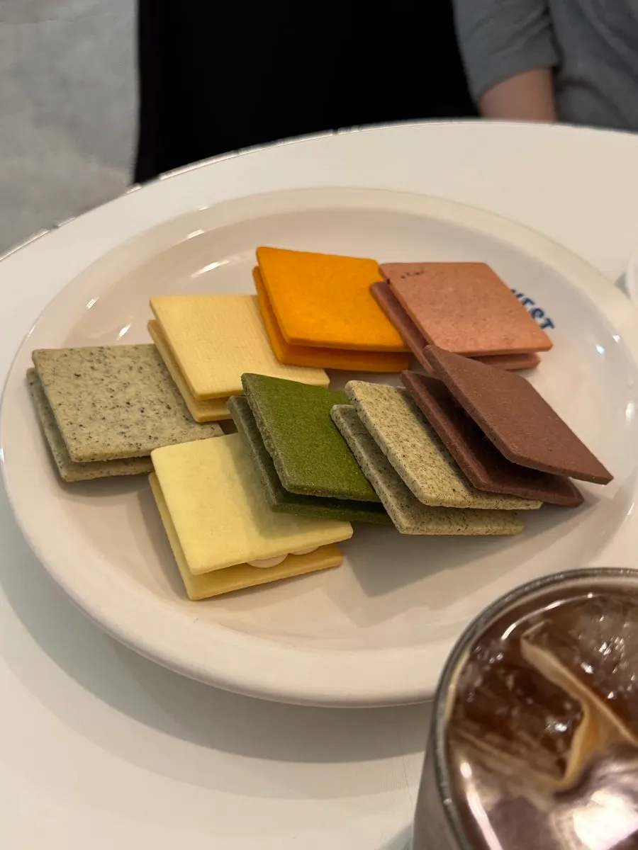 강남샌드와 음료가 놓인 마지막 테이블 컷
