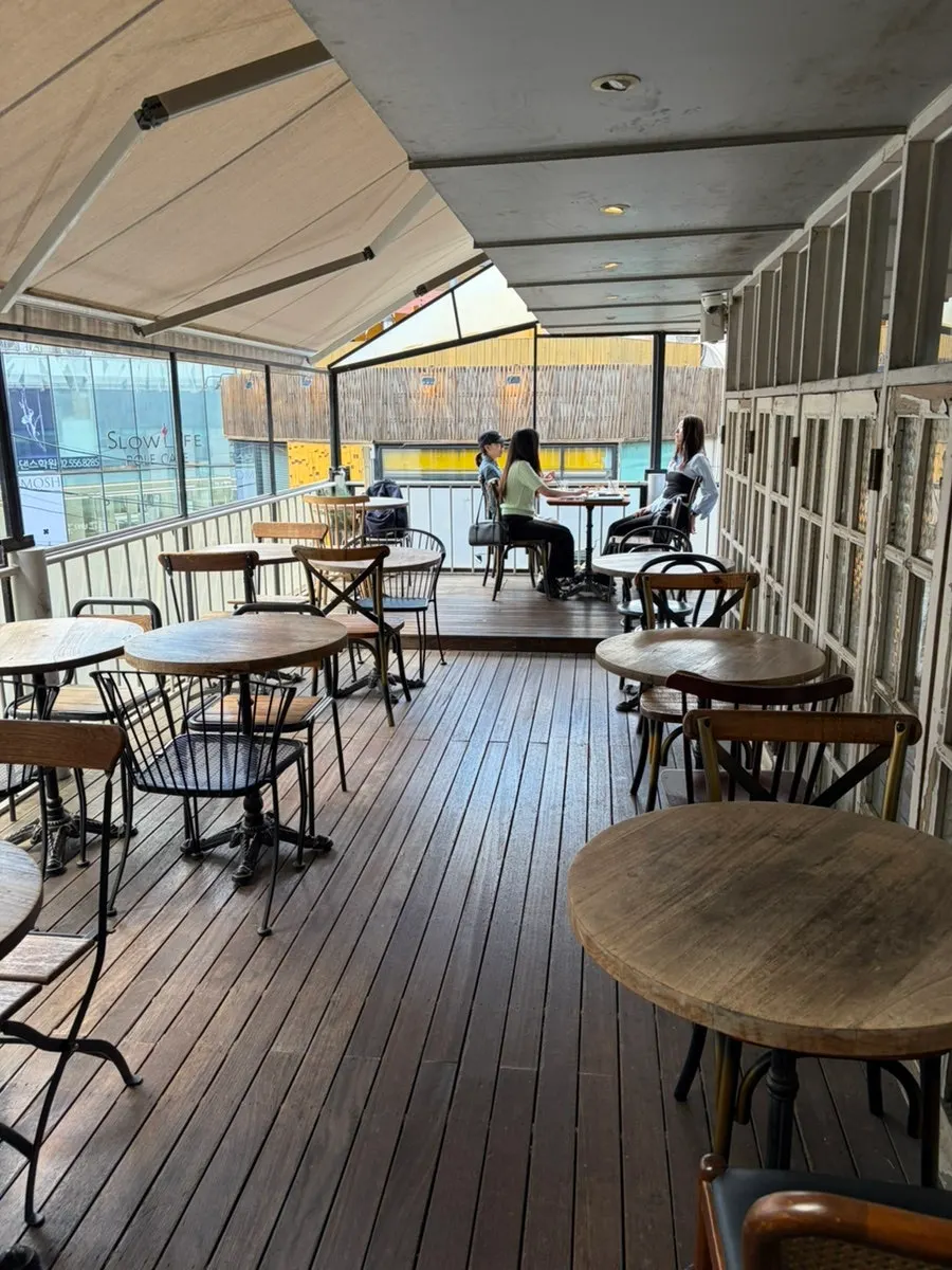 Spacious café seating good for groups and dates