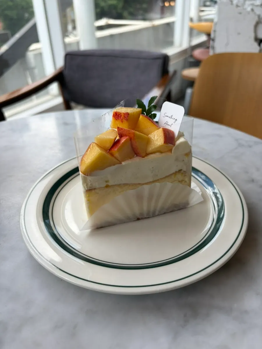 Nectarine cheesecake topped with fresh nectarine
