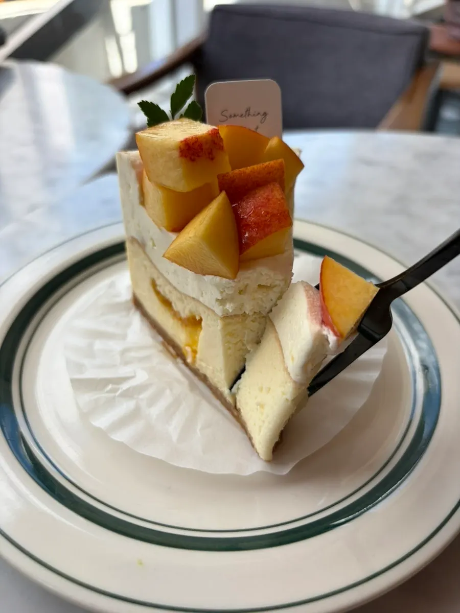 Cross-section of the cheesecake with peach purée inside