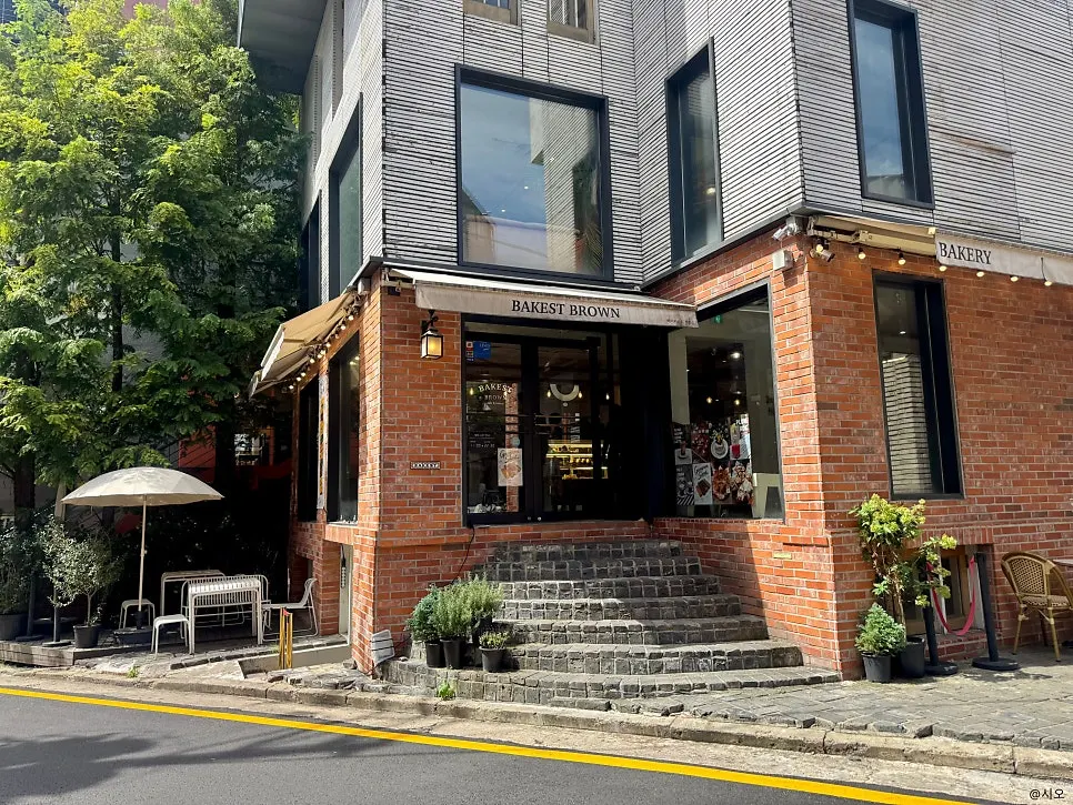 Bakerist Brown's red-brick building between Sinnonhyeon and Gangnam Station