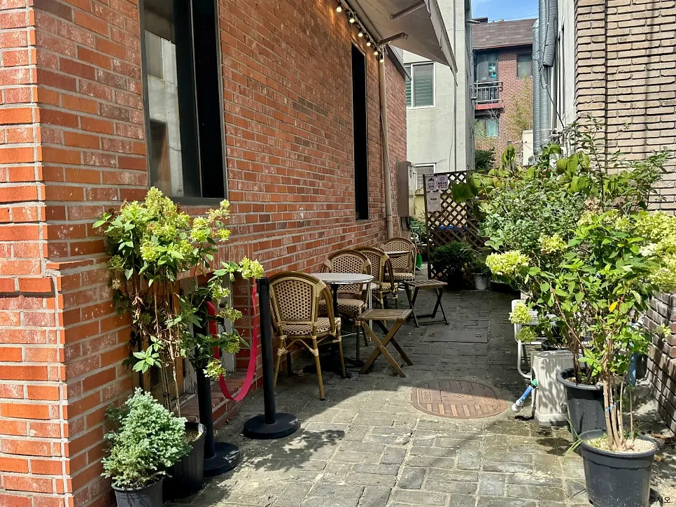 Bakerist Brown's entrance during weekday lunch hours