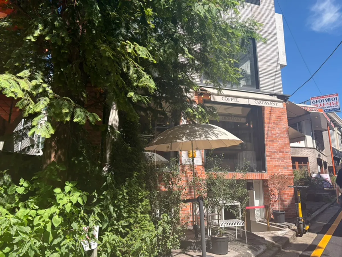 붉은 벽돌 외관의 강남역 베이커리 카페 베이커스트 브라운