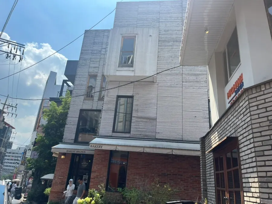 View of the large bakery café on the sloping Gangnam-daero 102-gil street