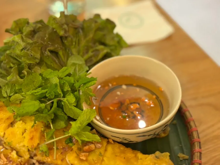 How to eat banh xeo with vegetables