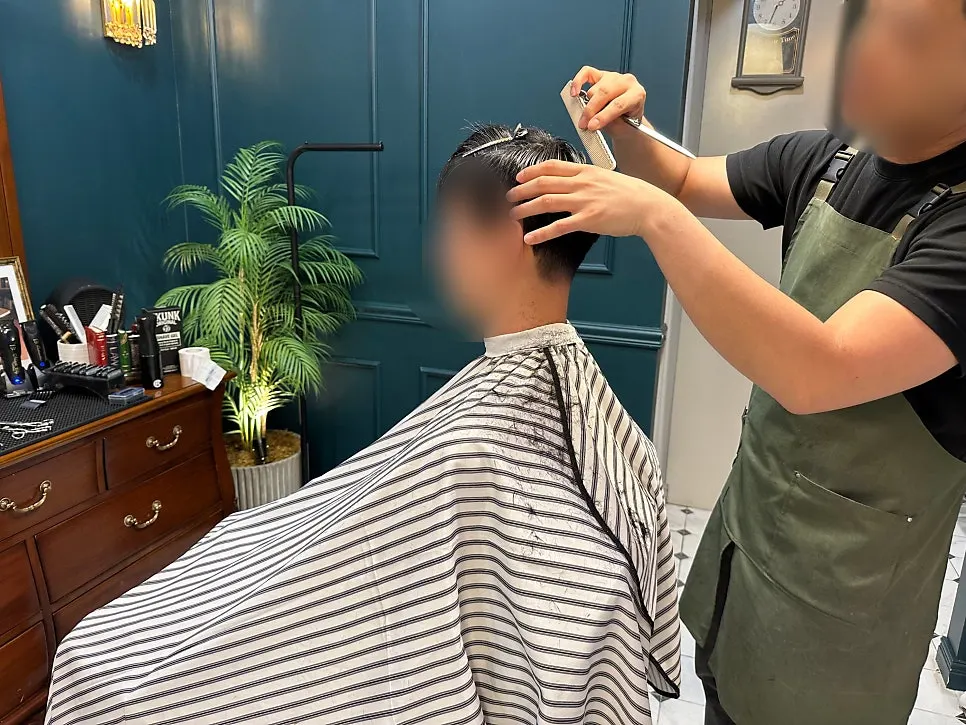 클래식컷 시술 진행 중인 모습