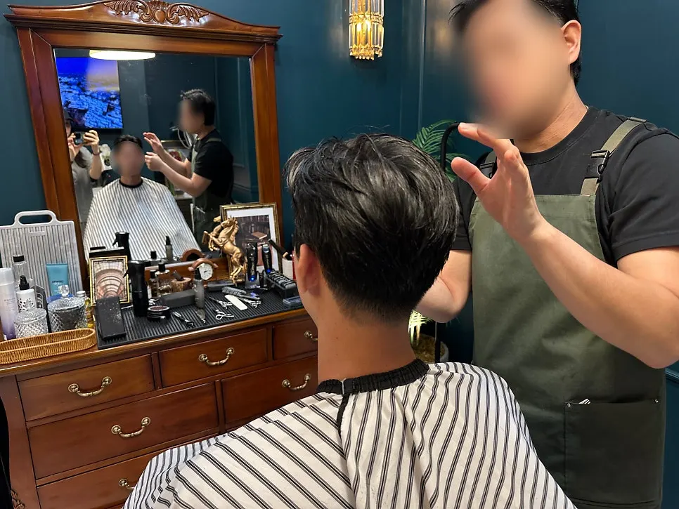 샴푸 후 정리된 남자 머리