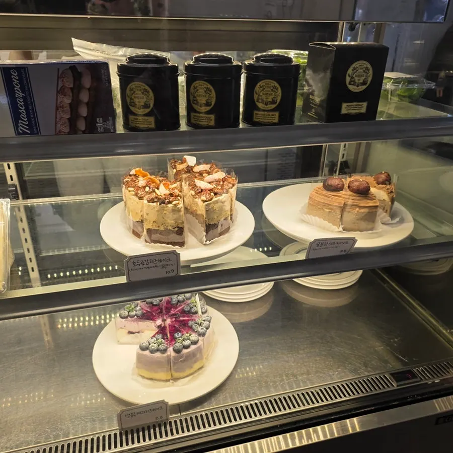 Display case with several kinds of cheesecake