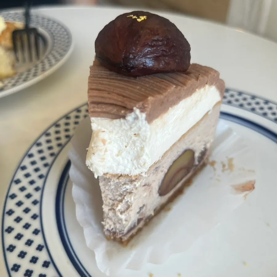Cross-section of the cake showing the chestnut-flavored cheese cream
