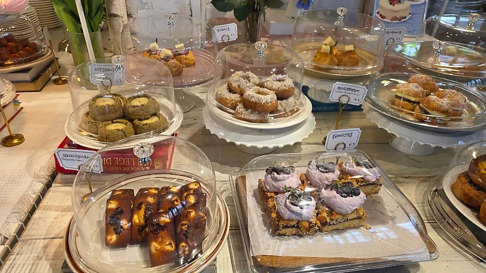 Display case with cakes and crumbles