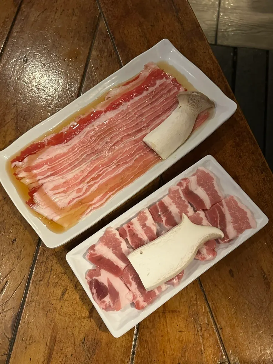 Raw woo-samgyeop and domestic pork belly as ordered