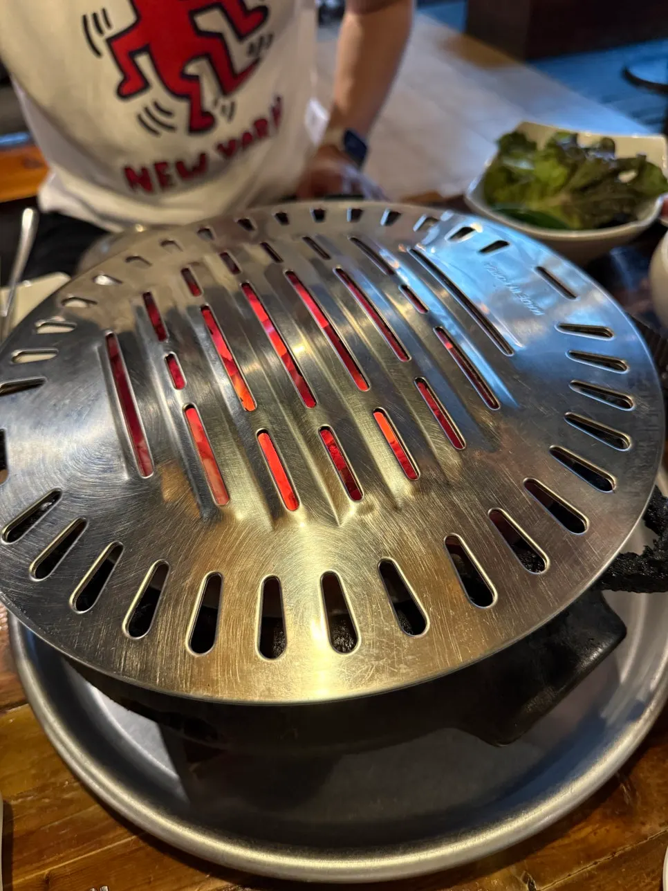 테이블 중앙에 놓인 참숯 화로