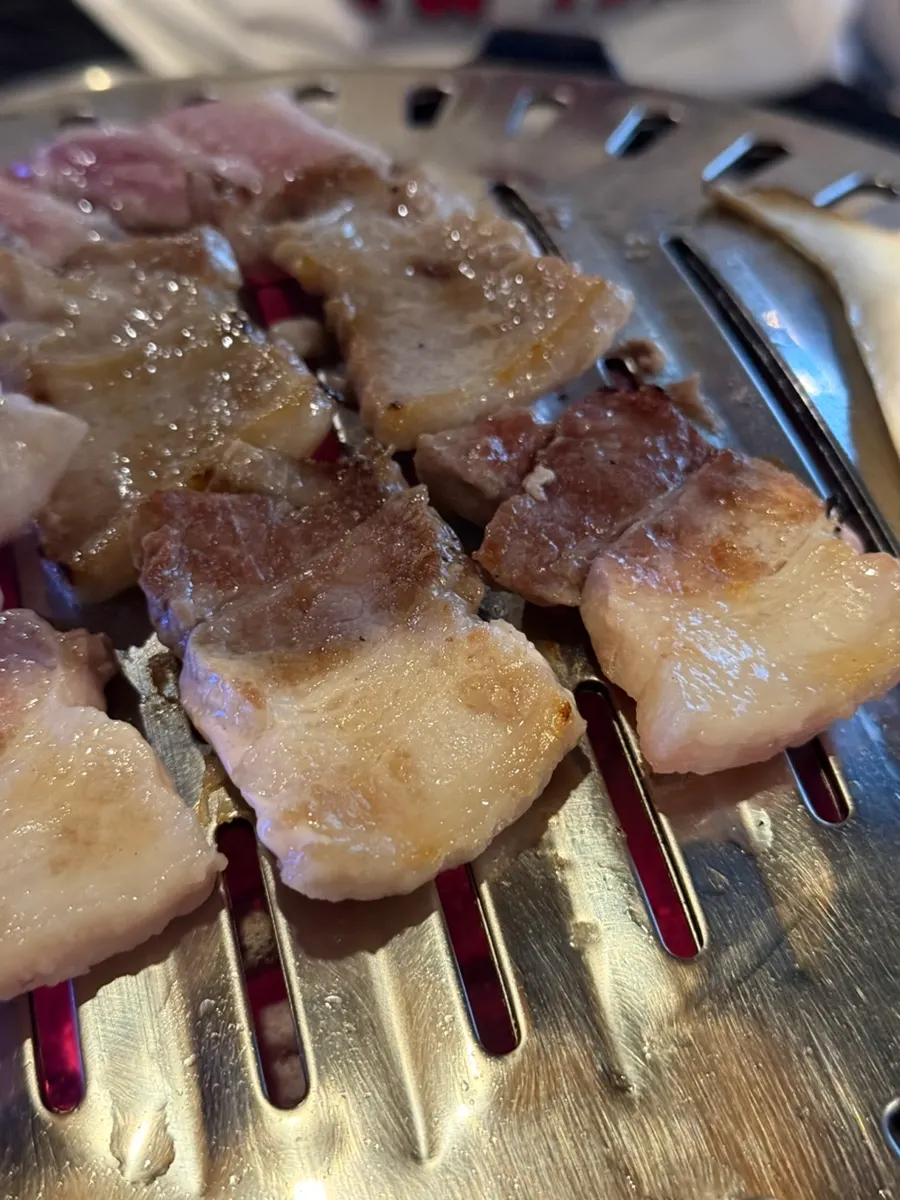 노릇하게 구워진 삼겹살