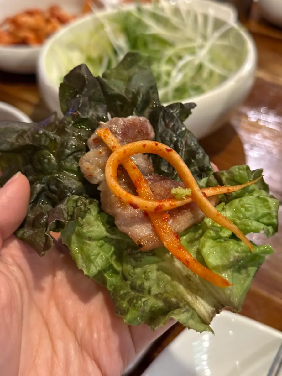 겉바속촉으로 구워진 삼겹살 단면