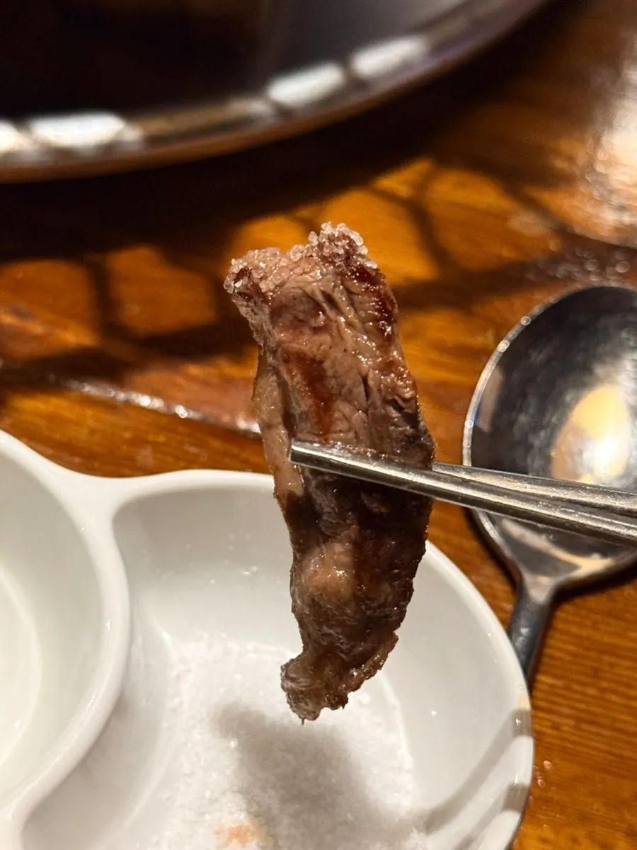 노릇하게 구운 소갈비살과 밑반찬