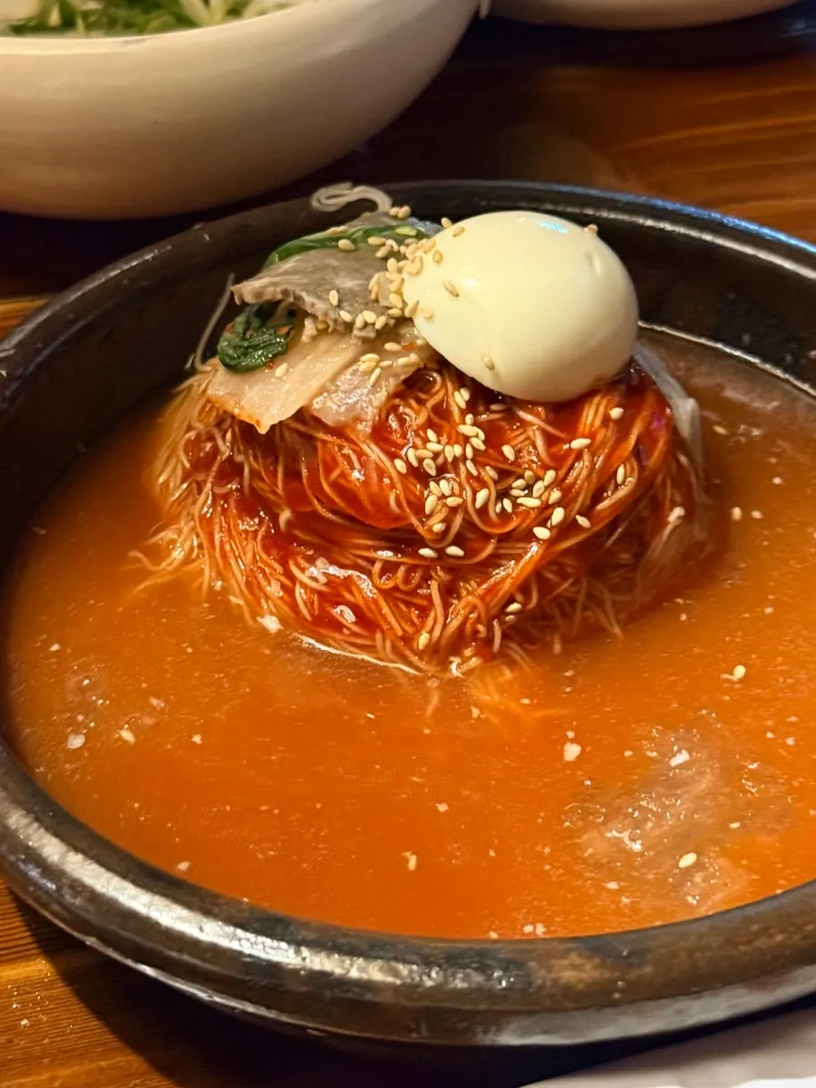 물냉면과 비빔냉면이 한 그릇에 담긴 냉면