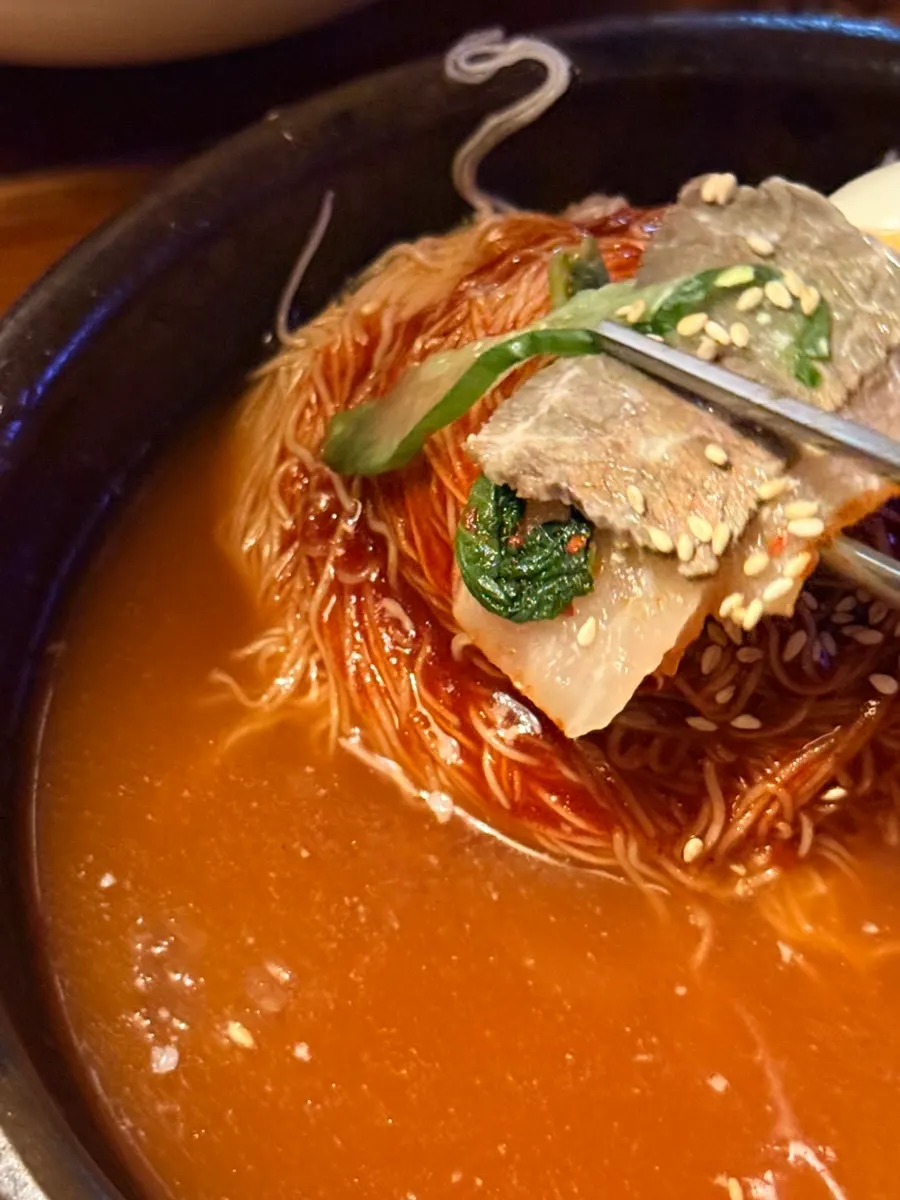 냉면 면과 양념 클로즈업