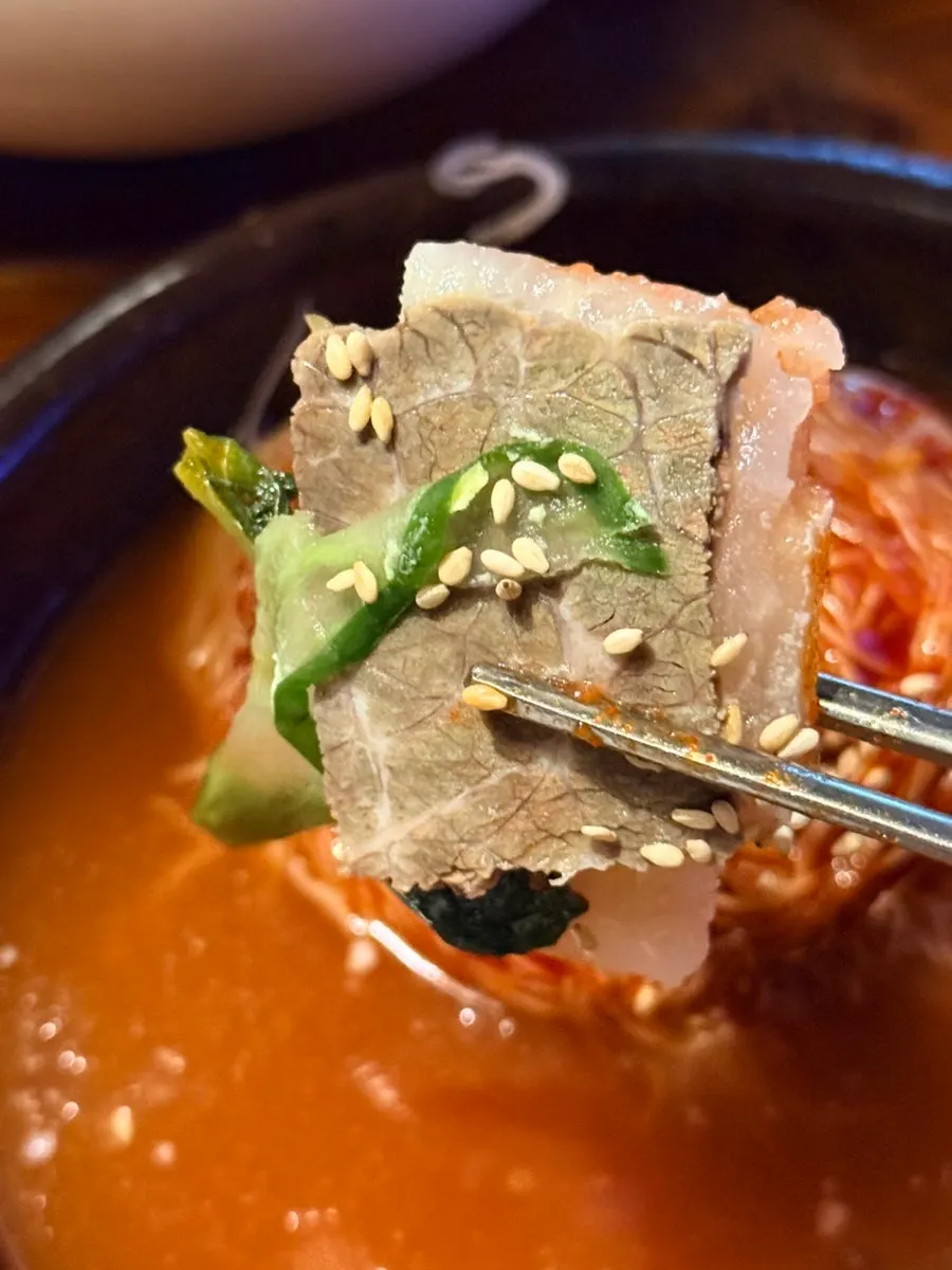 냉면 육수와 양념을 섞은 모습