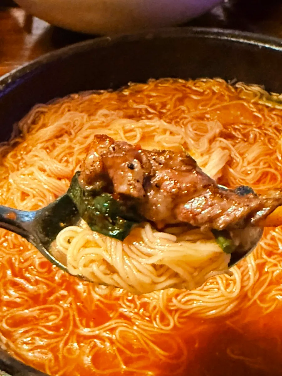 가위로 자른 냉면과 구운 고기