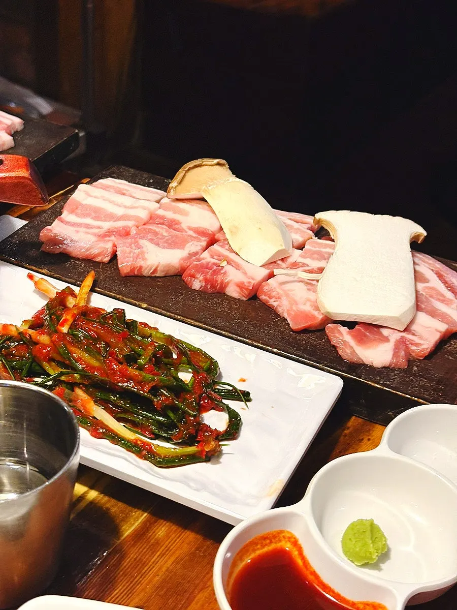 참숯 화로 위에서 익어가는 삼겹살