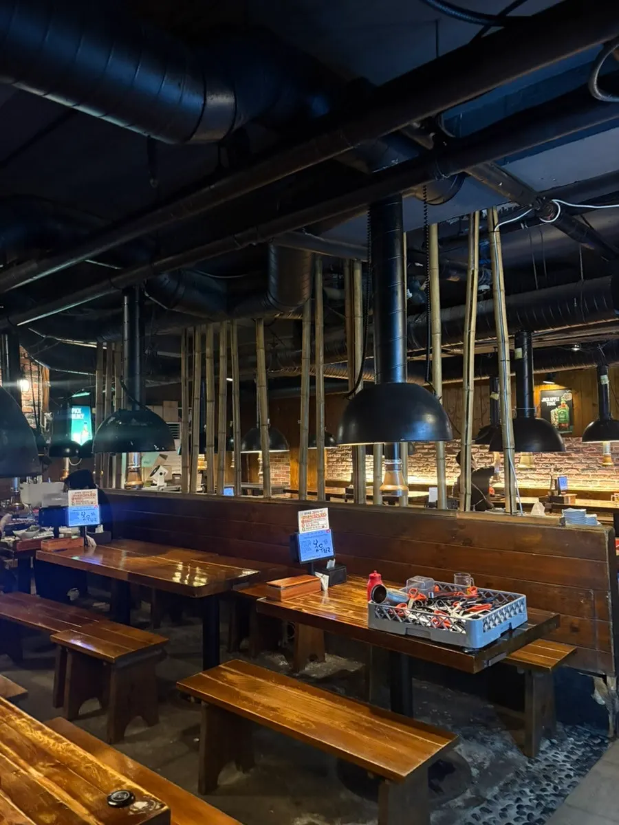 벽돌 인테리어와 테이블 화로가 있는 봉우화로 내부