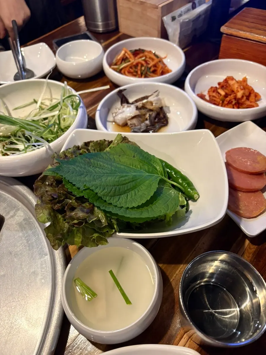화로에 올리기 전 우삼겹 한 접시