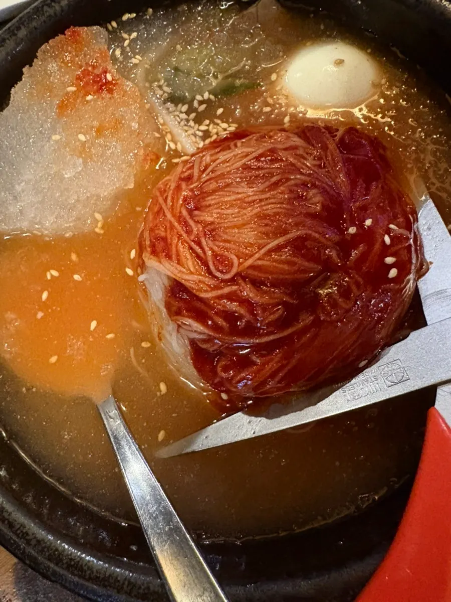 물냉면과 비빔냉면을 함께 즐기는 신항아리가위냉면