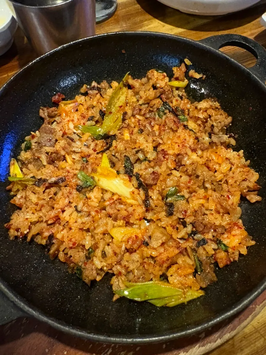 무채와 날치알이 올라간 우밥