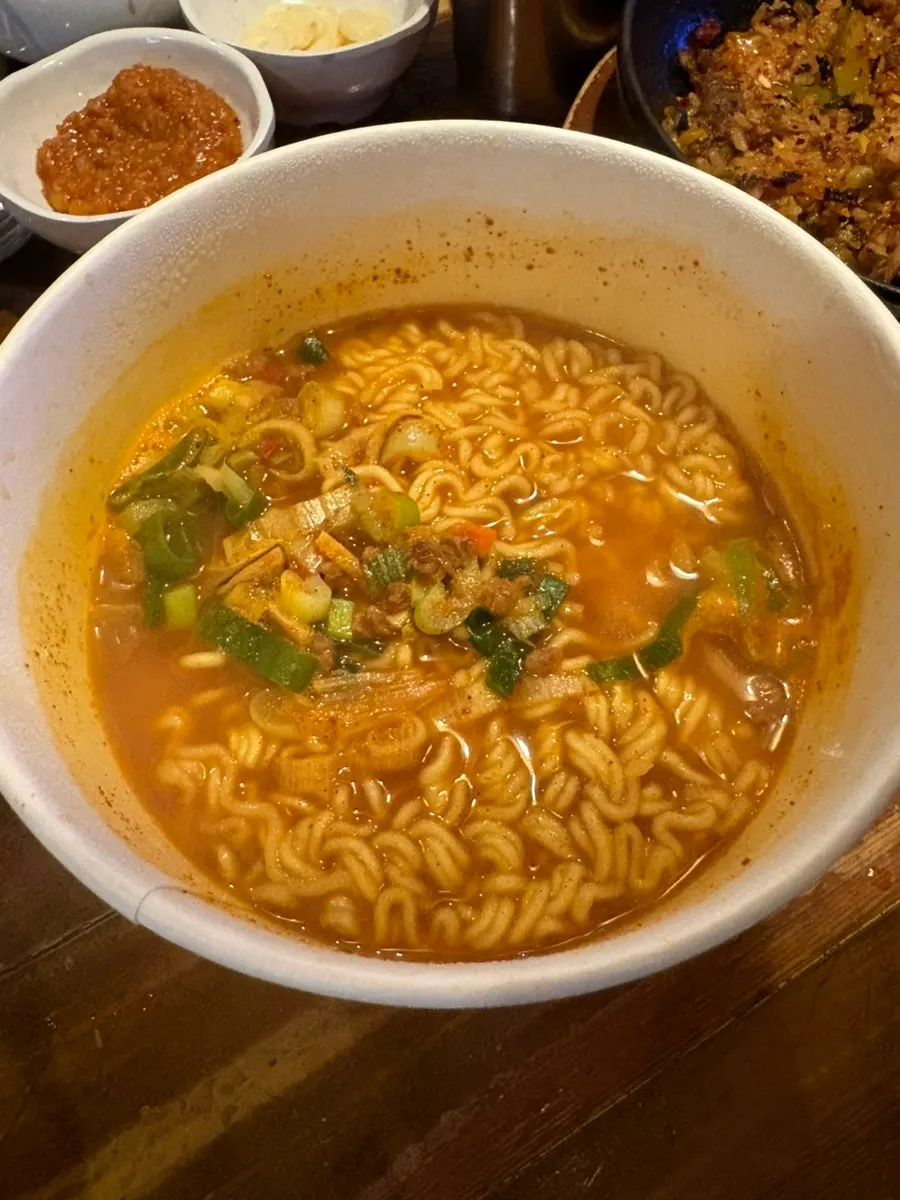 두 번째로 끓여 먹은 한강라면 한 그릇