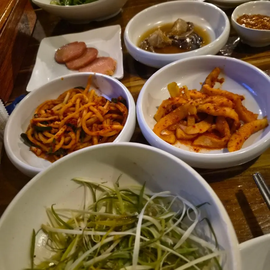 고기와 함께 나온 밑반찬 한 상