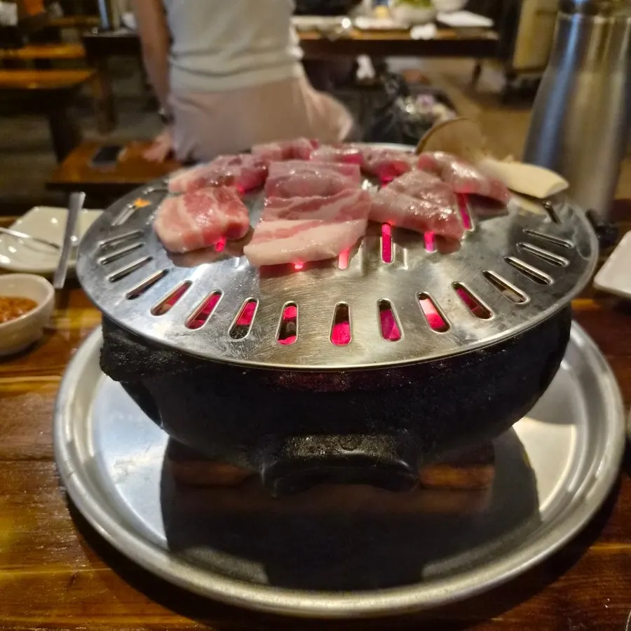 숯이 든 화로를 올려둔 테이블