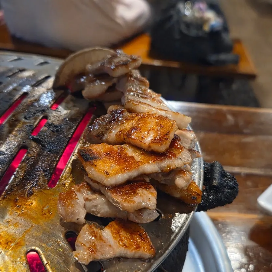 화로에서 빠르게 구워지는 삼겹살