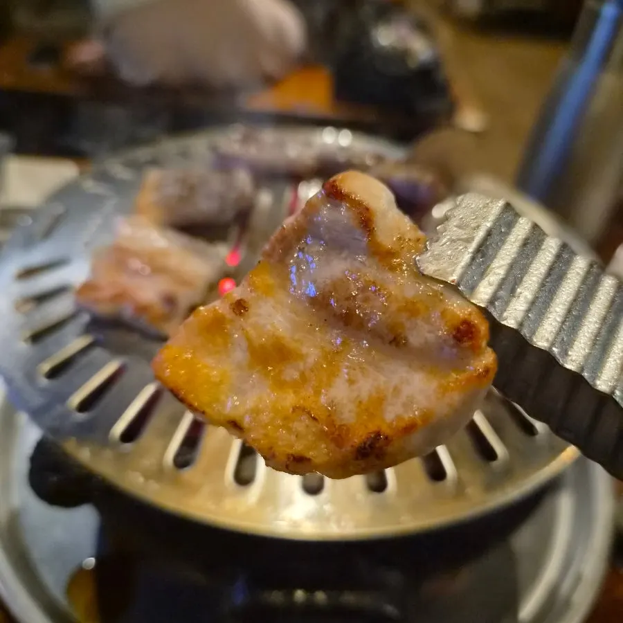 노릇하게 구워진 삼겹살 클로즈업