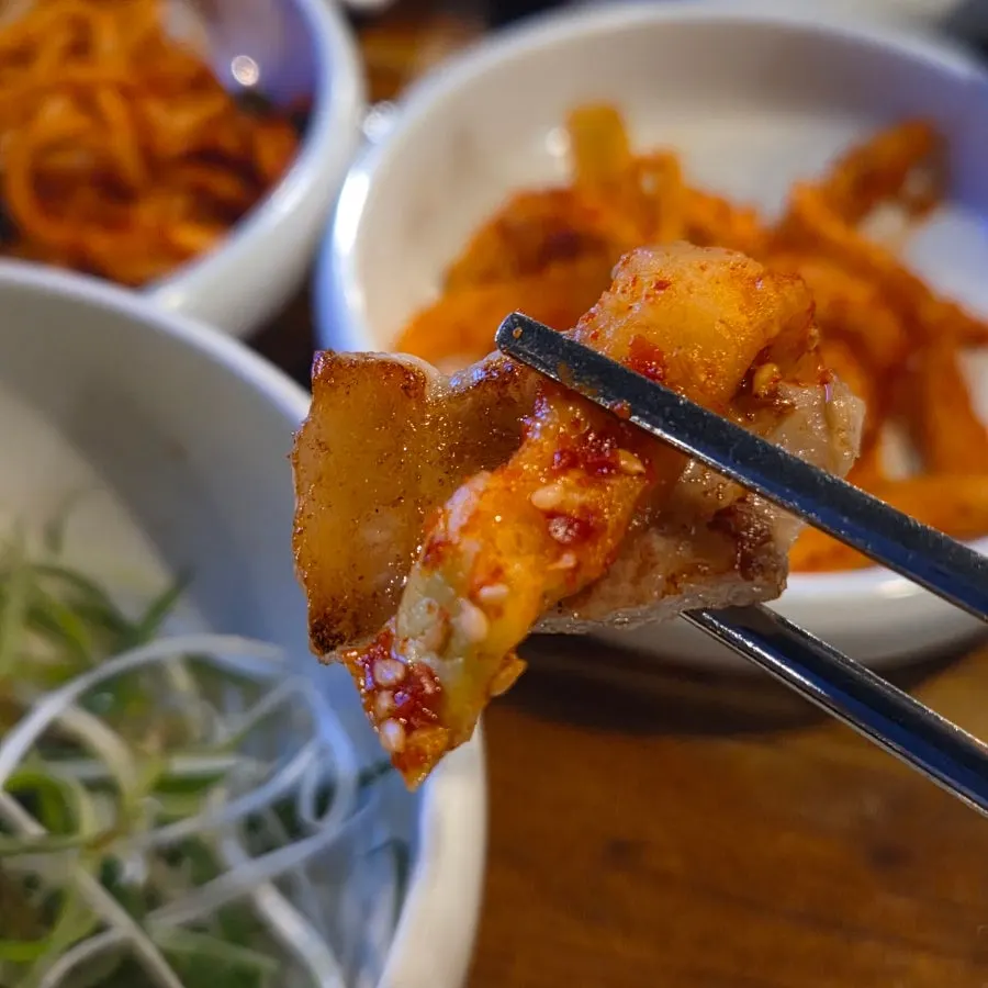 무말랭이 밑반찬을 올린 삼겹살