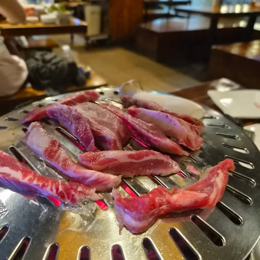 화로 위에서 굽고 있는 갈비살