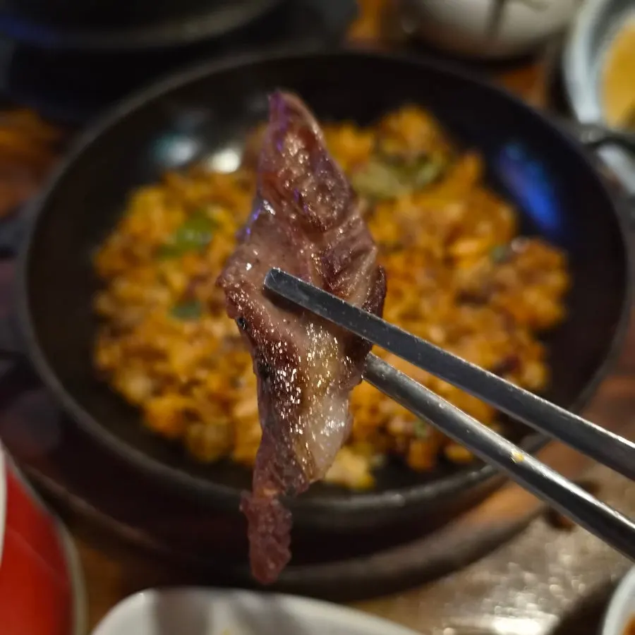 다 구워진 갈비살 한 점