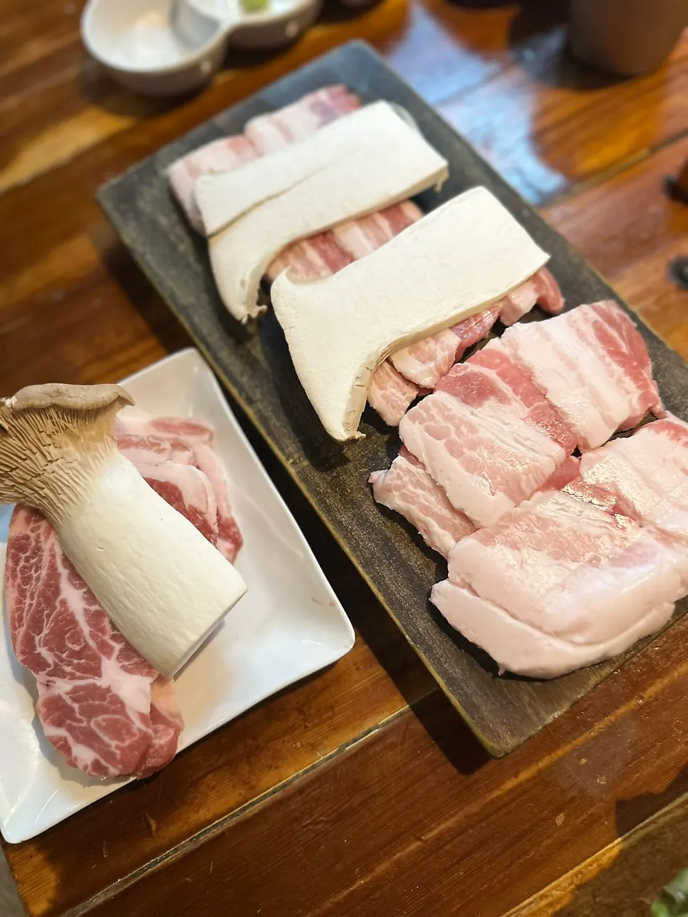 봉우화로 양념 우삼겹 접시