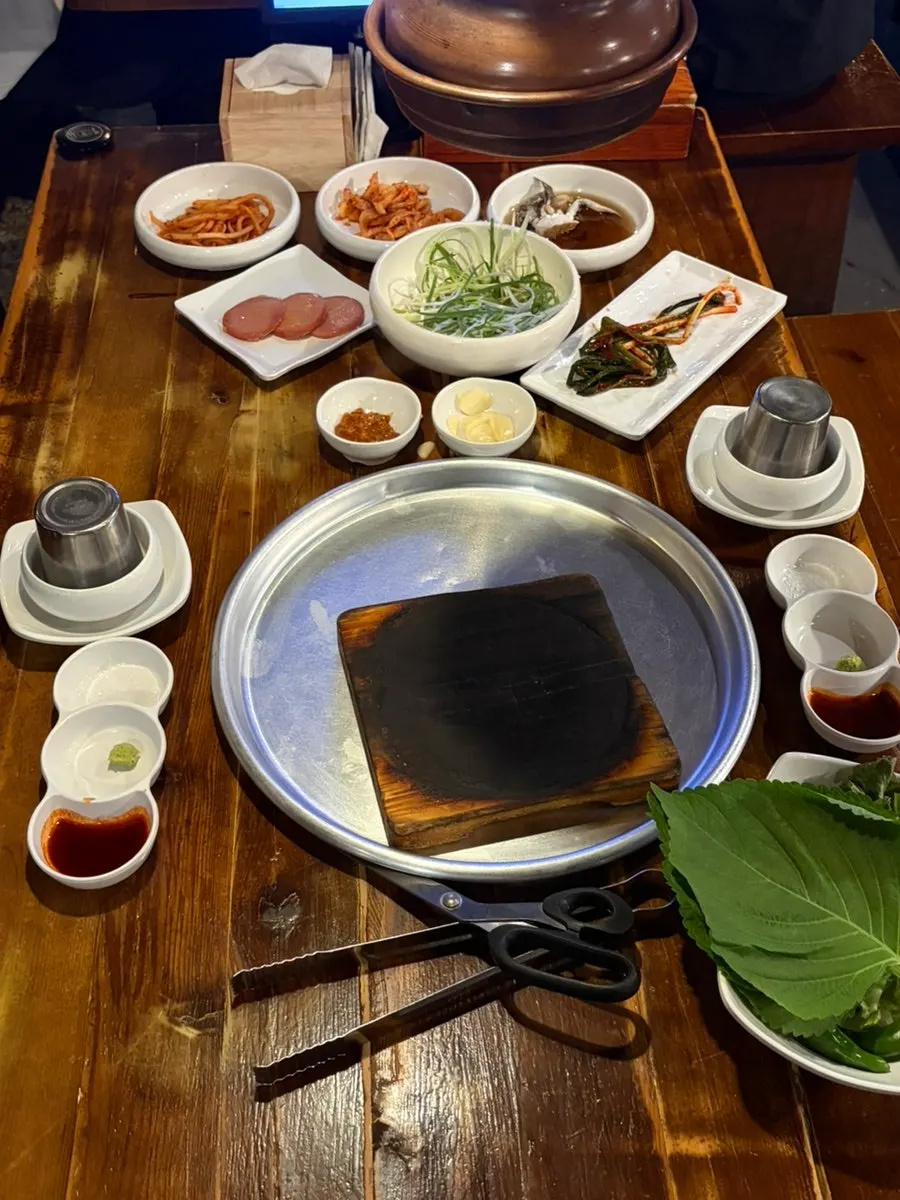 푸짐하게 깔린 봉우화로 기본찬