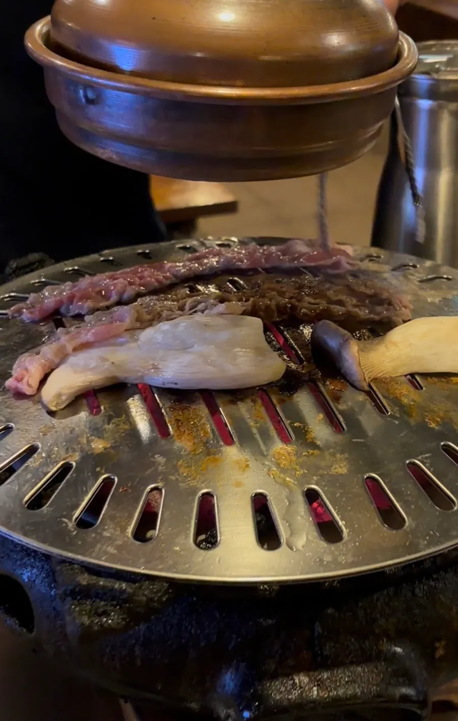 다 끓여진 한강라면과 고기